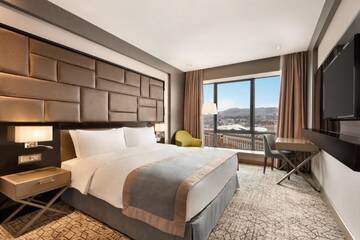 Фотографии Отель Wyndham Grand Tbilisi г. Тбилиси (Грузия) №2 Фото Отель Wyndham Grand Tbilisi г. Тбилиси 2