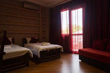 Фото номера Просторный двухместный номер с 2 отдельными кроватями Отель Begi Hotel г. Тбилиси 4