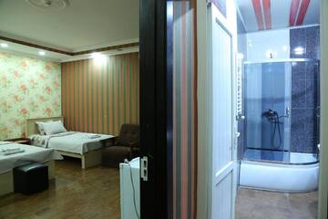 Фото номера Стандартный трехместный номер Отель Dkd-bridge Hotel г. Тбилиси 3