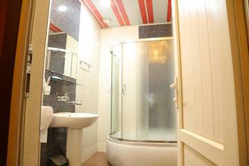 Фото номера Стандартный трехместный номер Отель Dkd-bridge Hotel г. Тбилиси 6