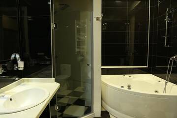 Фото номера Люкс с балконом Отель Dkd-bridge Hotel г. Тбилиси 8