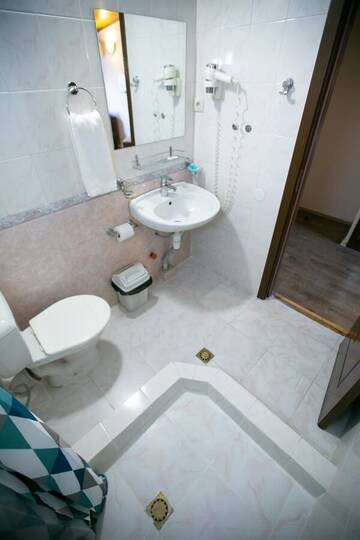 Фото номера Трехместный номер с основными удобствами Отель Hotel VIP г. Тбилиси 2