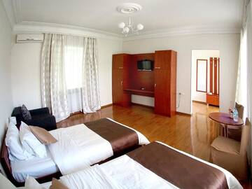 Фото номера Просторный двухместный номер с 2 отдельными кроватями Отель Hotel Nata г. Тбилиси 3