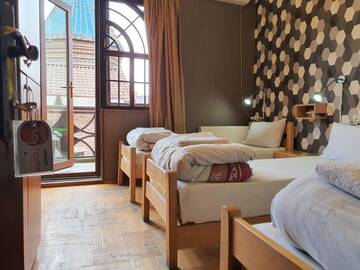 Фото номера Стандартный трехместный номер Хостелы Envoy Hostel г. Тбилиси 4