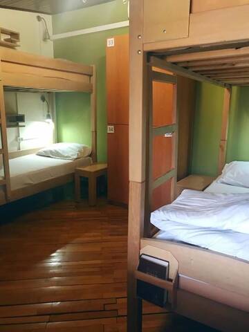 Фото номера Односпальная кровать в общем номере с 4 кроватями Хостелы Envoy Hostel г. Тбилиси 10