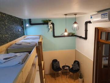 Фото номера Семейный номер с общей ванной комнатой Хостелы Envoy Hostel г. Тбилиси 4