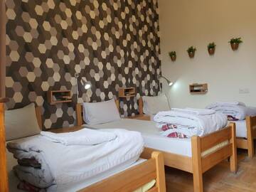 Фото номера Стандартный трехместный номер Хостелы Envoy Hostel г. Тбилиси 3