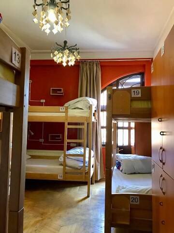 Фото номера Односпальная кровать в 8-местном общем номере Хостелы Envoy Hostel г. Тбилиси 3