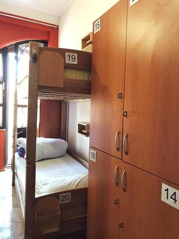 Фото номера Односпальная кровать в 8-местном общем номере Хостелы Envoy Hostel г. Тбилиси 2