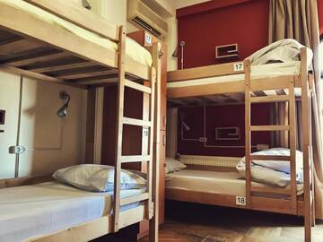 Фото номера Односпальная кровать в 8-местном общем номере Хостелы Envoy Hostel г. Тбилиси 4