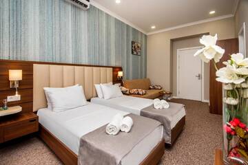 Фото номера Улучшенный двухместный номер с 2 отдельными кроватями Отель Hotel Margi г. Тбилиси 3