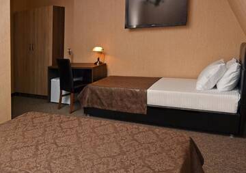Фото номера Трехместный номер (1 двуспальная и 1 односпальная кровать) Отель Hotel Margi г. Тбилиси 2