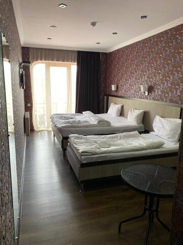 Фото номера Трехместный номер с балконом Отель 7 Baits Hotel г. Тбилиси 7