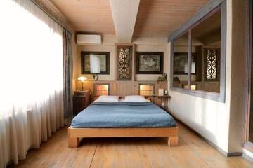 Фото номера Номер с кроватью размера &quot;queen-size&quot; и гидромассажной ванной Отель Artists Residence in Tbilisi г. Тбилиси 7