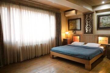 Фото номера Номер с кроватью размера &quot;queen-size&quot; и гидромассажной ванной Отель Artists Residence in Tbilisi г. Тбилиси 11