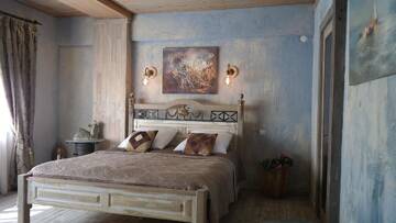 Фото номера Двухместный номер с 1 кроватью и балконом Отель Artists Residence in Tbilisi г. Тбилиси 2