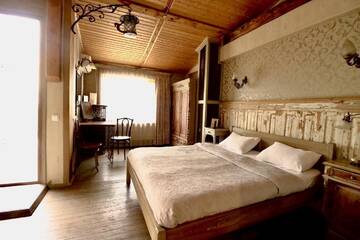 Фото номера Двухместный номер с 1 кроватью и террасой Отель Artists Residence in Tbilisi г. Тбилиси 2
