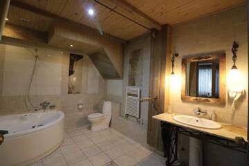 Фото номера Номер с кроватью размера &quot;queen-size&quot; и гидромассажной ванной Отель Artists Residence in Tbilisi г. Тбилиси 3