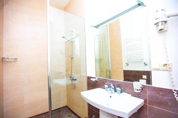 Фото номера Улучшенный двухместный номер с 2 отдельными кроватями Отель Rustaveli Hotel г. Тбилиси 8
