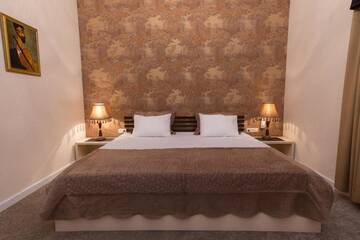 Фото номера Улучшенный номер с кроватью размера «queen-size» Отель Rustaveli Hotel г. Тбилиси 2