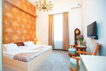 Фото номера Улучшенный номер с кроватью размера «queen-size» Отель Rustaveli Hotel г. Тбилиси 6