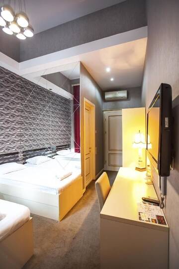 Фото номера Стандартный двухместный номер с 2 отдельными кроватями Отель Rustaveli Hotel г. Тбилиси 4