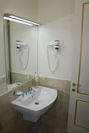 Фото номера Улучшенный двухместный номер с 1 кроватью Отель Rustaveli Hotel г. Тбилиси 4