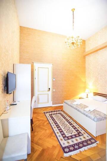 Фото номера Улучшенный номер с кроватью размера «king-size» Отель Rustaveli Hotel г. Тбилиси 8