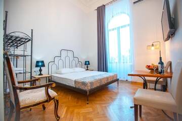 Фото номера Улучшенный номер с кроватью размера «king-size» Отель Rustaveli Hotel г. Тбилиси 7