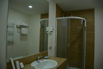 Фото номера Люкс с 2 односпальными кроватями Отель Best Western Tbilisi Art Hotel г. Тбилиси 5