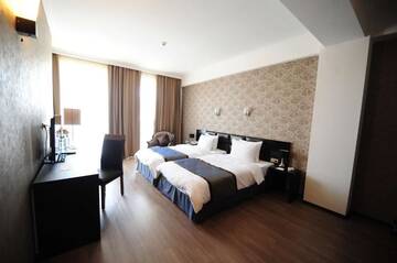 Фото номера Стандартный трехместный номер с 3 односпальными кроватями Отель Best Western Tbilisi Art Hotel г. Тбилиси 2