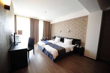 Фото номера Стандартный трехместный номер с 3 односпальными кроватями Отель Best Western Tbilisi Art Hotel г. Тбилиси 3