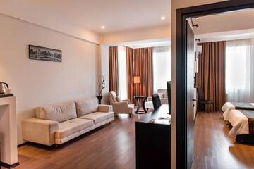 Фото номера Люкс с 2 односпальными кроватями Отель Best Western Tbilisi Art Hotel г. Тбилиси 4