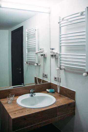 Фото номера Люкс с кроватью размера &quot;king-size&quot; Отель Best Western Tbilisi Art Hotel г. Тбилиси 3