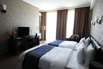 Фото номера Стандартный двухместный номер с 2 односпальными кроватями Отель Best Western Tbilisi Art Hotel г. Тбилиси 2