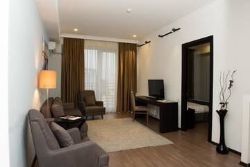 Фото номера Люкс с кроватью размера &quot;king-size&quot; Отель Best Western Tbilisi Art Hotel г. Тбилиси 4
