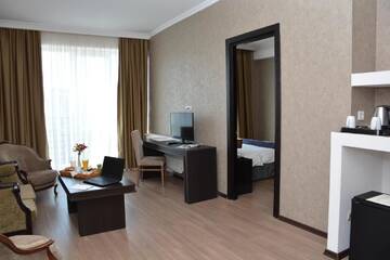 Фото номера Люкс с кроватью размера &quot;king-size&quot; Отель Best Western Tbilisi Art Hotel г. Тбилиси 6