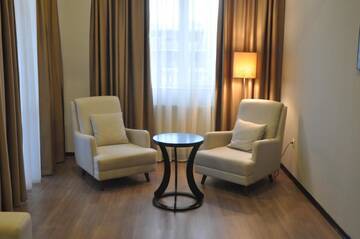 Фото номера Люкс с 2 односпальными кроватями Отель Best Western Tbilisi Art Hotel г. Тбилиси 2