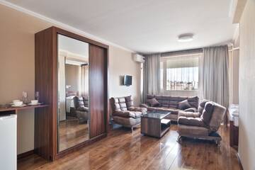 Фото номера Двухместный номер Делюкс с 1 кроватью и видом на город Отель Hotel Tbilisi Central by Mgzavrebi г. Тбилиси 5