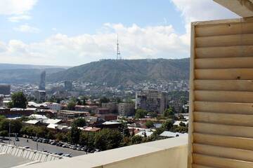 Фото номера Трехместный номер с видом на город Отель Hotel Tbilisi Central by Mgzavrebi г. Тбилиси 3