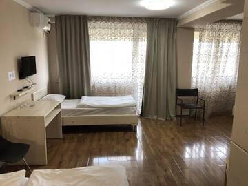 Фото номера Семейный номер с видом на город Отель Hotel Tbilisi Central by Mgzavrebi г. Тбилиси 2