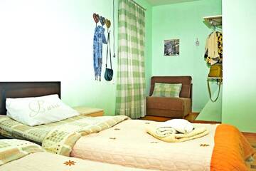 Фото номера Трехместный номер, вид на сад Гостевой дом Sky Guest House г. Тбилиси 6