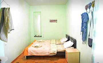Фото номера Трехместный номер, вид на сад Гостевой дом Sky Guest House г. Тбилиси 4