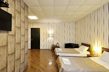 Фото номера Стандартный трехместный номер Отель Athletics Hotel г. Тбилиси 4