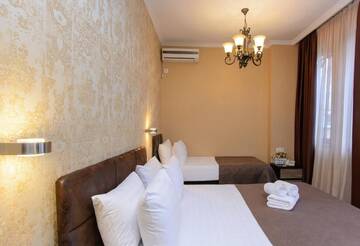 Фото номера Стандартный трехместный номер Отель King David Hotel г. Тбилиси 4