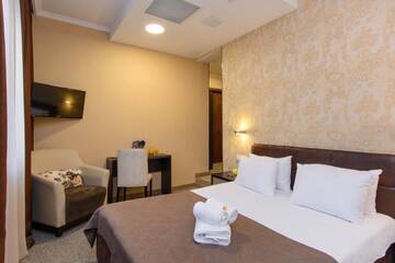 Фото номера Стандартный трехместный номер Отель King David Hotel г. Тбилиси 5