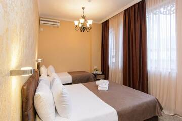Фото номера Стандартный трехместный номер Отель King David Hotel г. Тбилиси 6