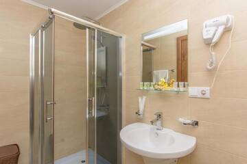 Фото номера Стандартный трехместный номер Отель King David Hotel г. Тбилиси 15