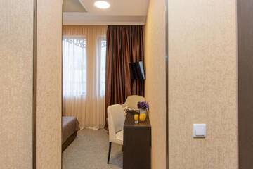 Фото номера Стандартный трехместный номер Отель King David Hotel г. Тбилиси 13