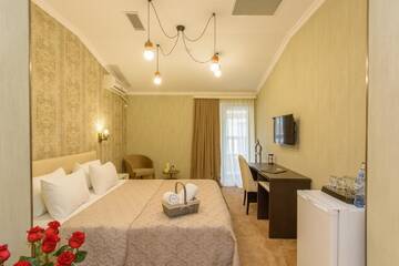 Фото номера Двухместный номер Делюкс с 1 кроватью и балконом Отель King David Hotel г. Тбилиси 3